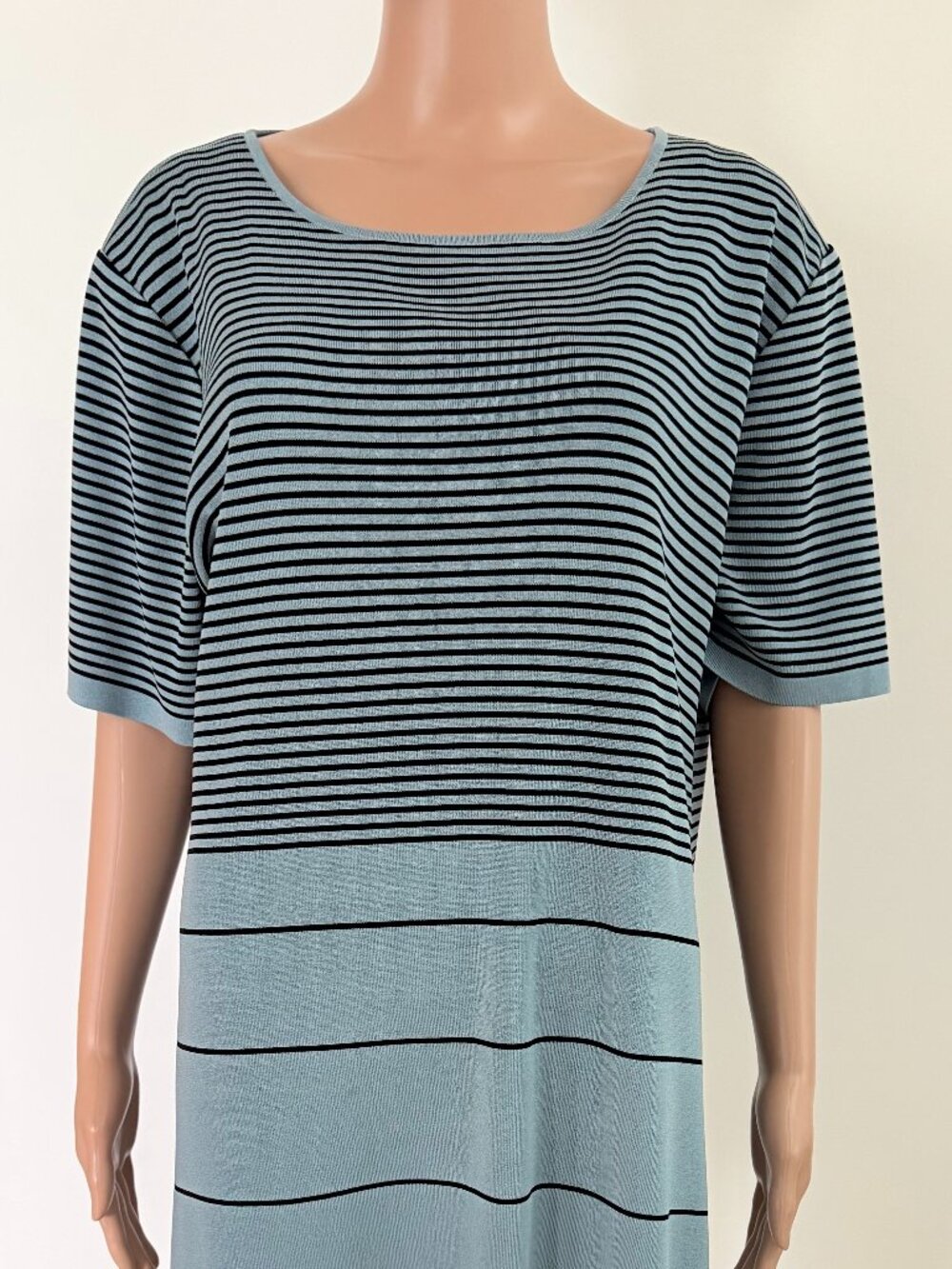 Exclusively Misook Woman Black/Blue Stripe Short Sleeve Acrylic Knit Top Sz. 1X